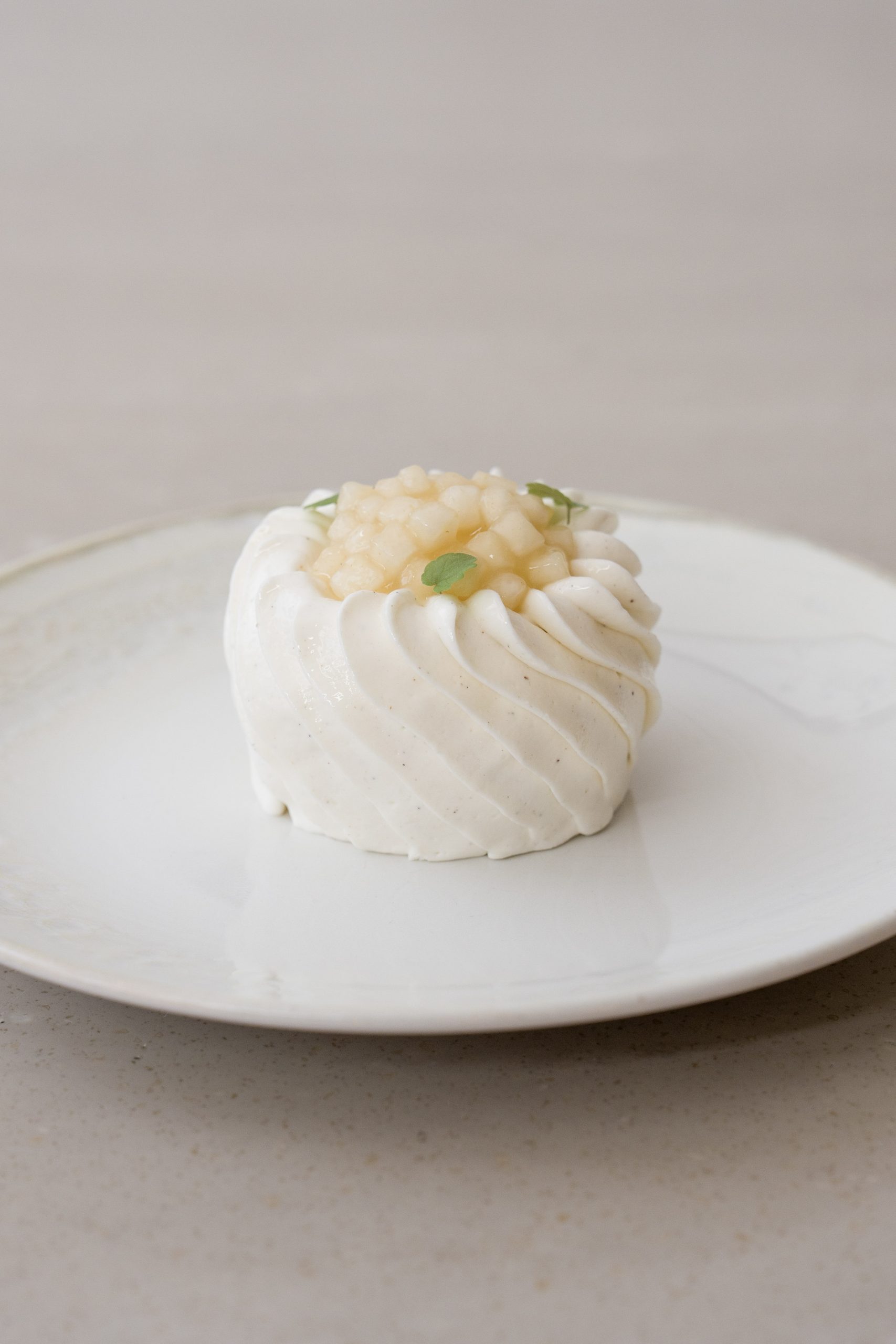 Pavlova Poire - NEJA Pâtisserie - Vue 1 Pavlova Poire - NEJA Pâtisserie - Vue 1